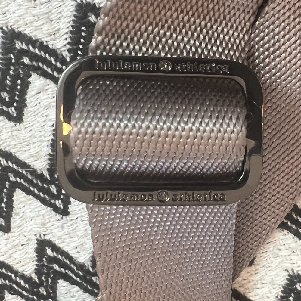 Dark Chrome lululemon Go Lightly Belt Bag - Picture 7 of 11